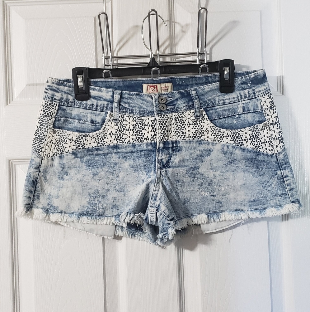 Juniors L.e.i. Ashley Lowrise Stone Wash Frayed Hem Crochet Trim Shorts